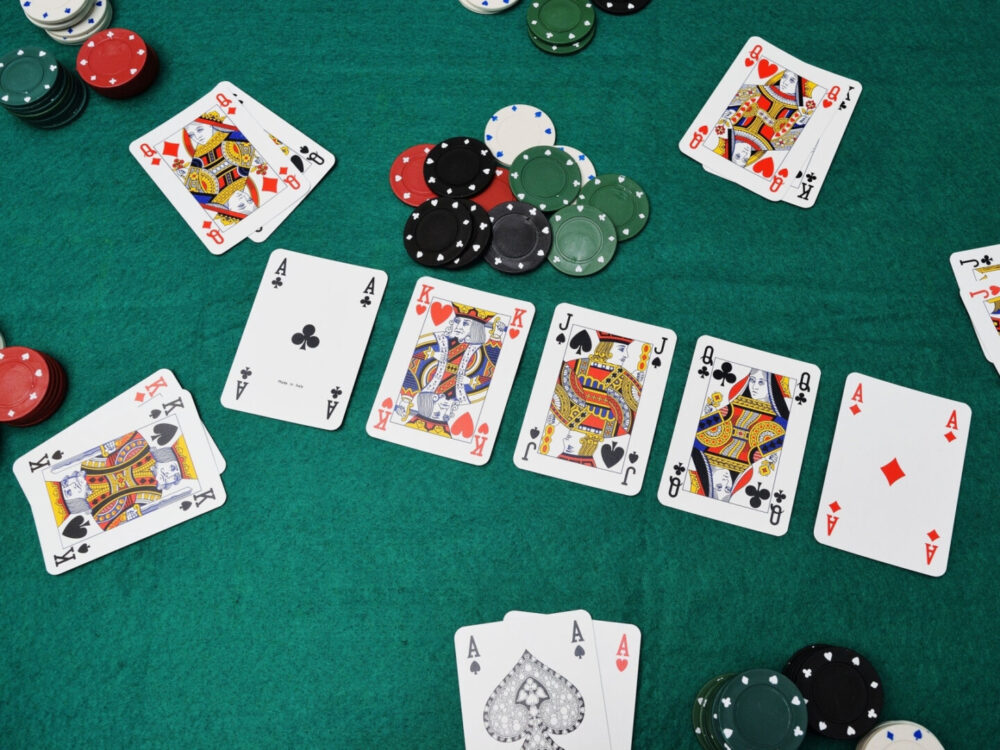 Poker là trò chơi gì?